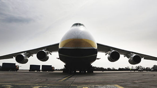 Die Beladung der ANTONOV 124-100